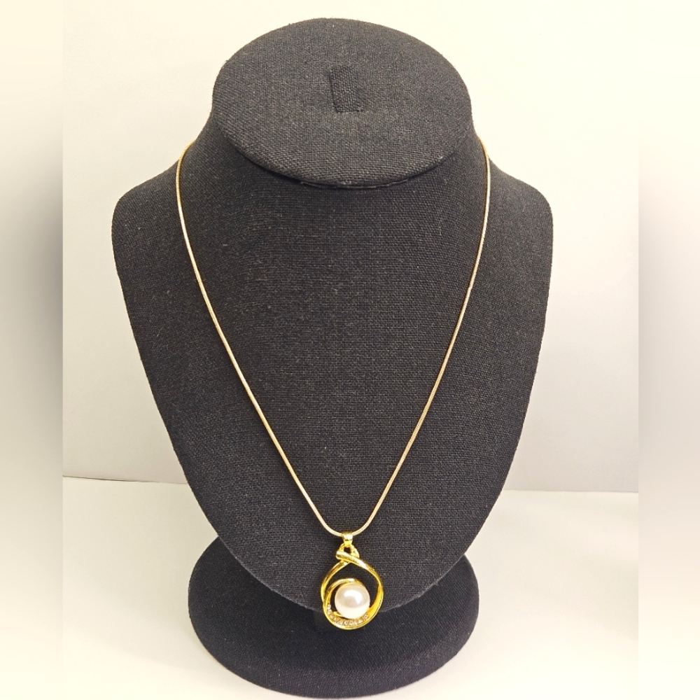 Gold Pendant Necklace with Pearl